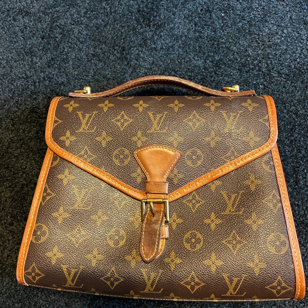 LV- Vintage Purse. Age unknown. Does not have Date Codes. Missing Shoulder Strap